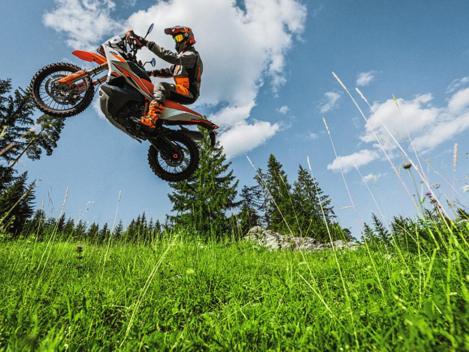 2023 KTM 890 Adventure R. Jo edellinen malli on osoittautunut niin suosituiksi, ettei tehdas tahdo pystyä vastaamaan kysyntään.