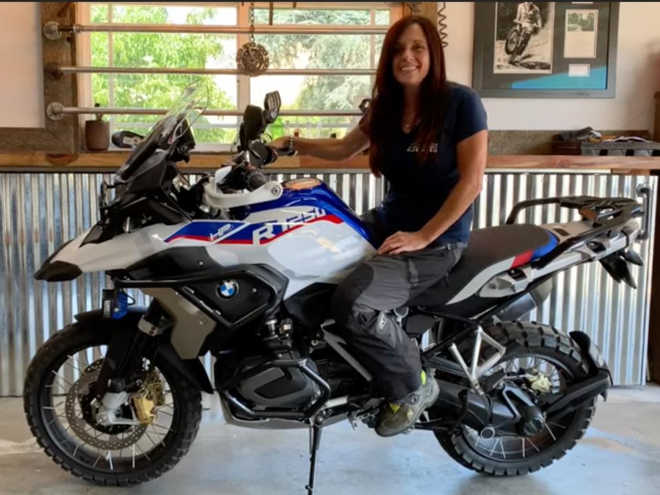 Jocelin Snow ajaa - ja on samalla sen pomo - BMW R 1250 GS:lla. 