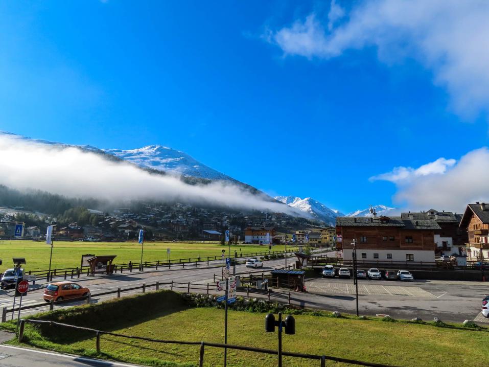 'Aamuinen Livigno. Edellisen illan ja yön aikana sataneet lumet olivat aamupäivästä kaikki lähes sulaneet, lämpötilakin vahvasti plussan puolella. Eikä tuota hotellihuoneen parvekkeelta avautuvaa näkymää kehdannut ruveta moittimaan.'