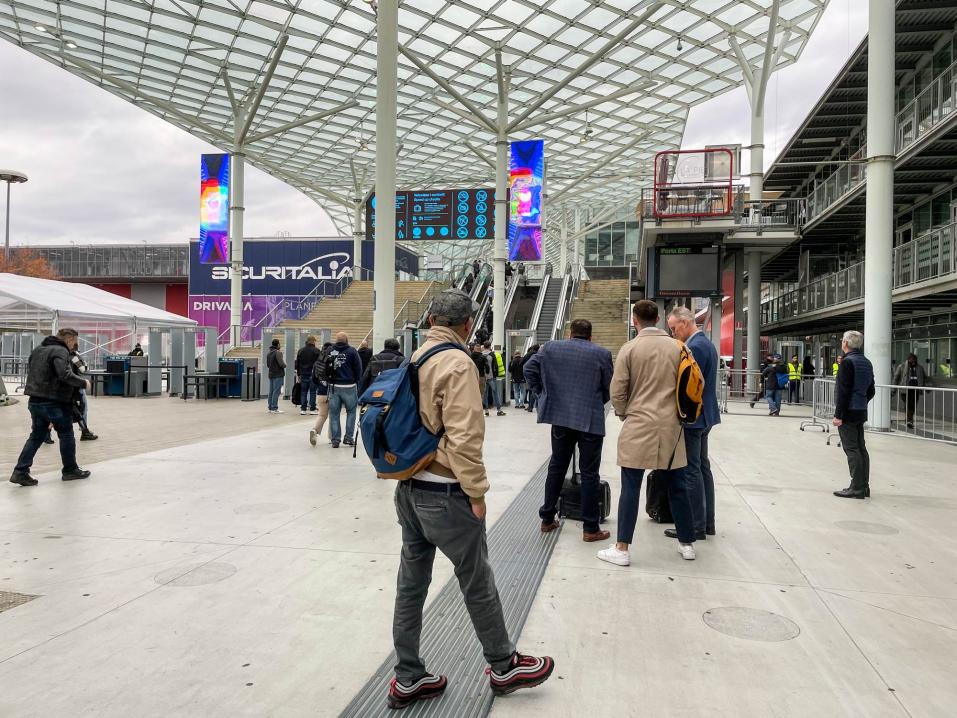 Motouutisten toimitus siirtymässä Milanossa EICMA-messujen alueelle. Turvatarkastus on arkipäivää messuille mentäessä toimittajillekin. 