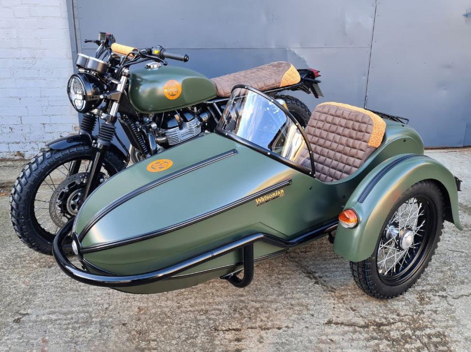 Sivuvaunuvalmistaja Watsonian Squire Ltd:n Nineteen 12 -personointipaketti: Royal Enfield Interceptor 650 varustettuna Watsonian GP Manx sivuvaunulla. Huomaa herkät yksityiskohdat!