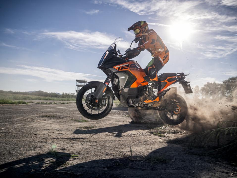 Vuosimallin 2023 KTM 1290 Super Adventure S.