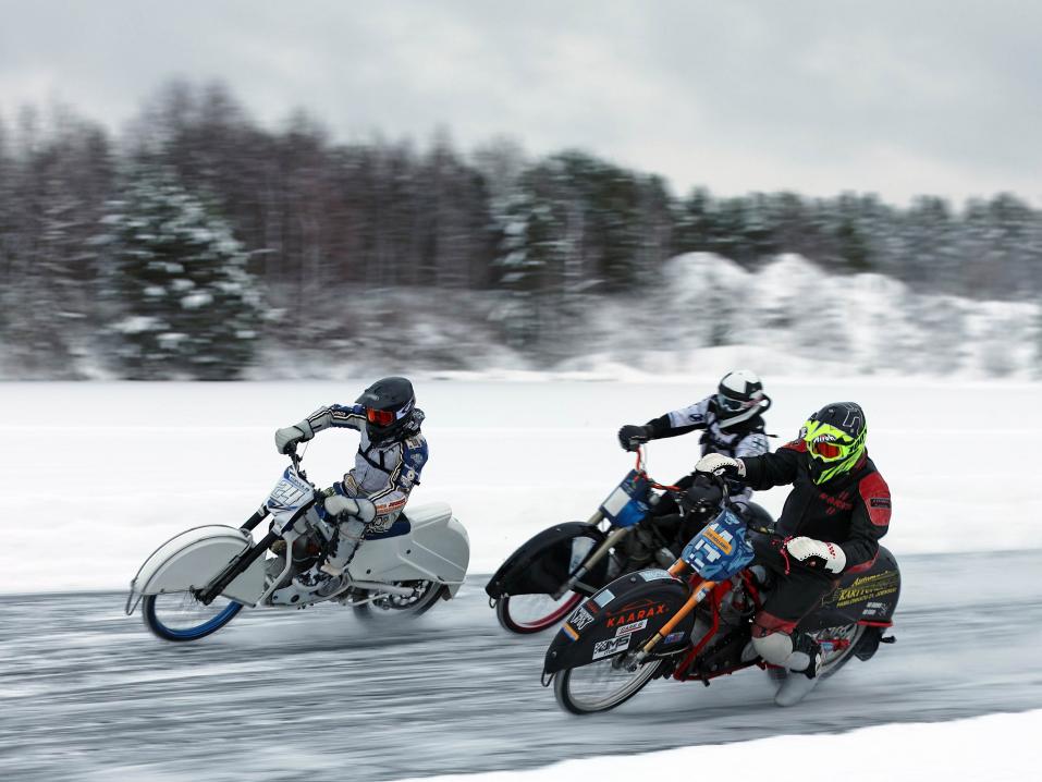 Kuvassa viikonlopun kovinta kyytiä ajaneet Max Koivula, Mats Järf ja Christer Biskop.