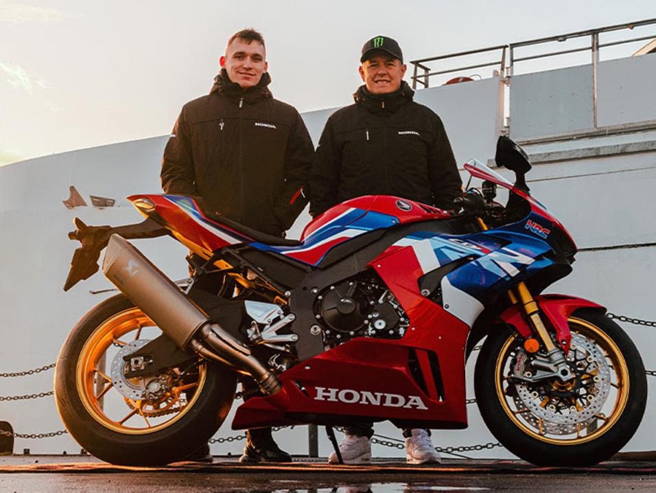 Honda Mansaaren ajojen tiimi: vasemmalla Nathan Harrison ja oikealla superlegenda, 'Morecamben ohjus'. John McGuinnes. 23-kertainen Mansaaren voittaja. Sekä tietysti Honda CBR1000RR-R Fireblade SP.