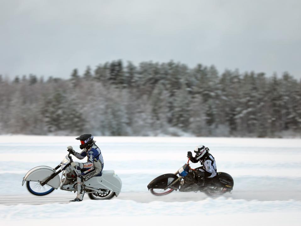 Max Koivula ja Mats Järf lunastivat paikkansa jääspeedwayn MM-sarjaan. Kuva: Timo Eronen.