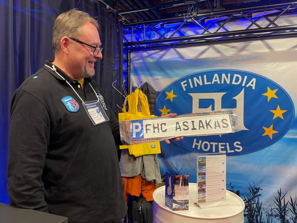 Kari Pauloaho kertoi Finlandia Hotels -ketjun pohtivan omien parkkipaikkojen merkkaamista FHC-clubilaisia varten.