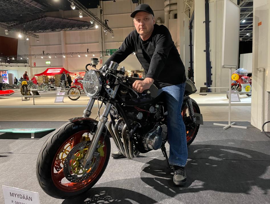 Tomi Holmberg ja Suzuki GS 500 café racer.