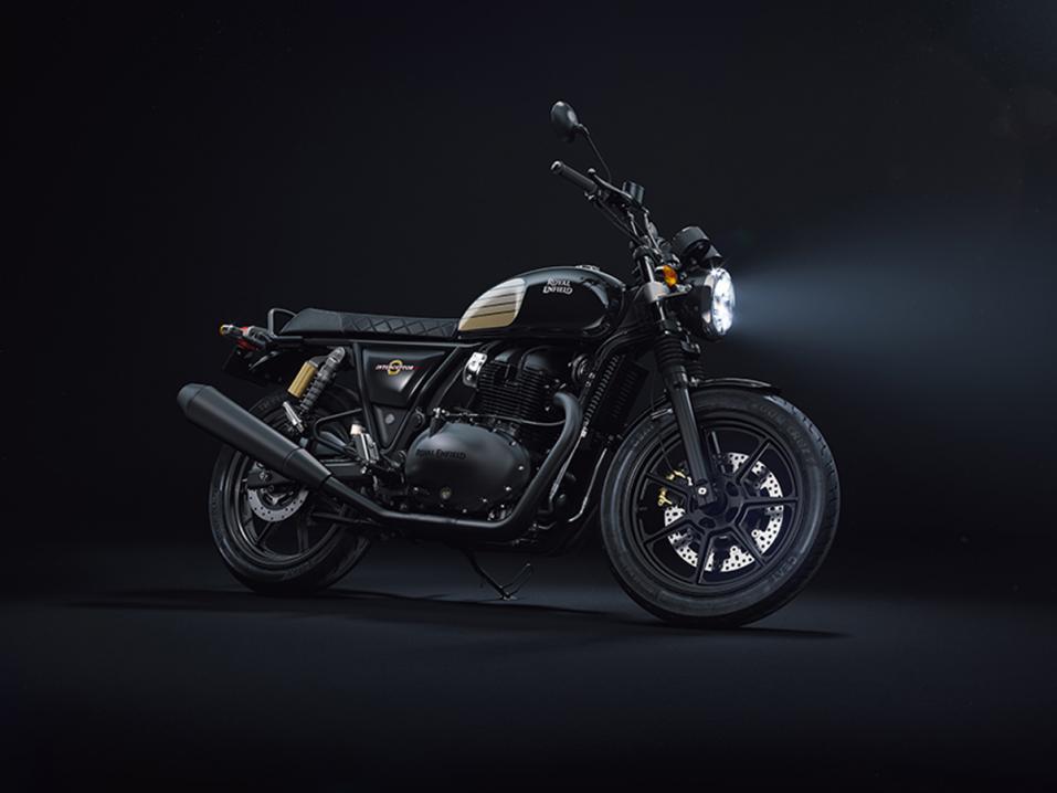 Royal Enfield Interceptor INT 650 Black Ray. Tämä on puhtaasti vielä bensiinikäyttöinen moottoripyörä. 