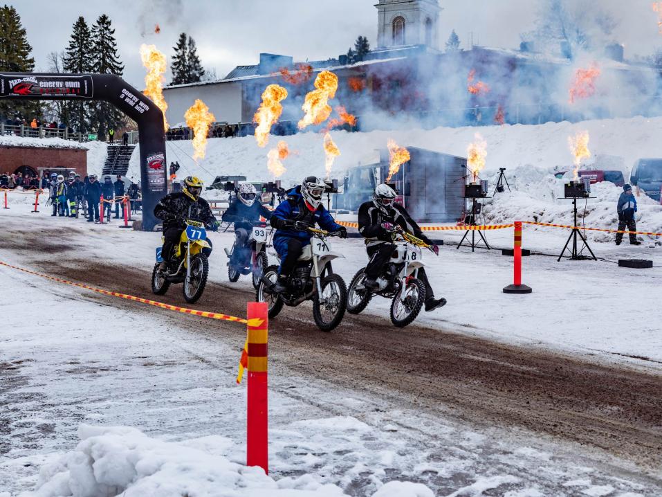 Viritettyjen mopojen finaalikisassa nähtiin tiukka lähtö ja tinkimätöntä menoa.