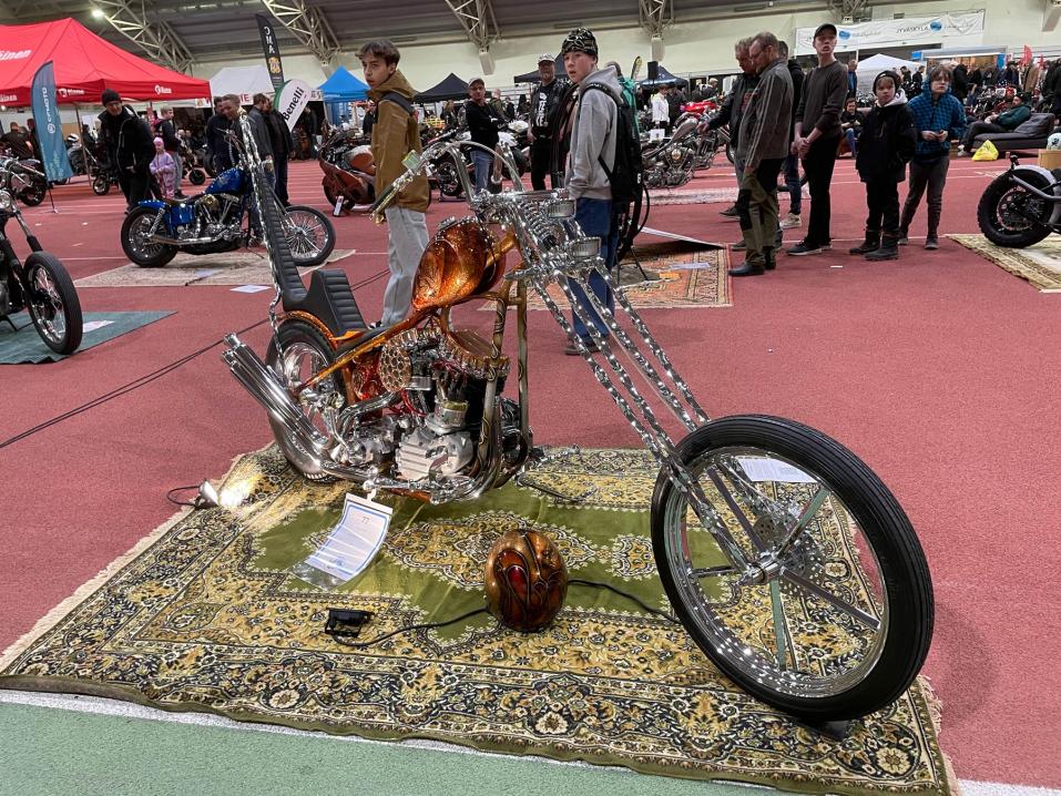 Best paint 1. Nro 77 Harley-Davidson Panhead Omistaja: Henry Sankala.