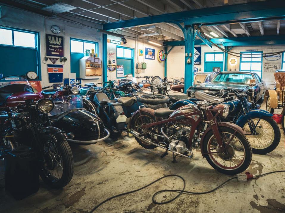 Sajab Vintage -kokoelman moottoripyöriö ja muuta esineistöä.