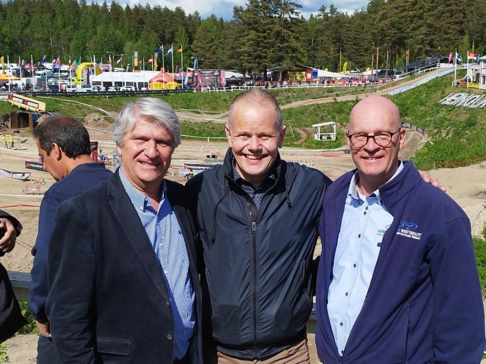 FIM:n presidentti Jorge Viegas, kansanedustaja Teemu Kinnari ja Moottoriliiton puheenjohtaja Erkki Heikkinen Heinolan motocrossradalla EnduroGP:ssä viime viikonloppuna.