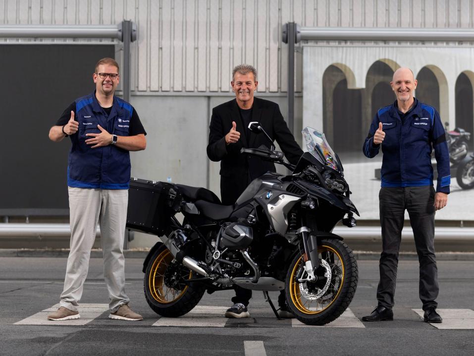 Miljoonas bokserimoottorilla varustettu BMW R 1250 GS Trible Black-värityksellä.