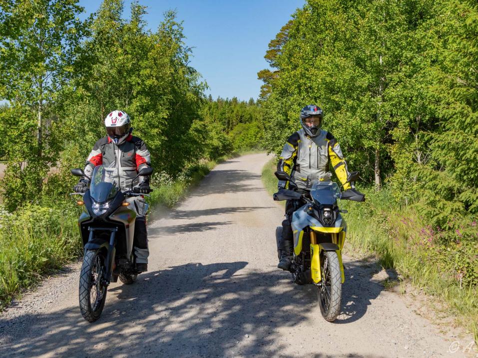 Vertailussa Honda XL750 Transalp ja Suzuki V-Strom 800 DE.