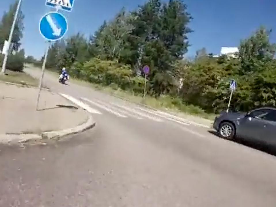 Moottoripyöräpoliisi takaa-ajossa. Kuva kaappaus Poliisin Twitter-videolta.