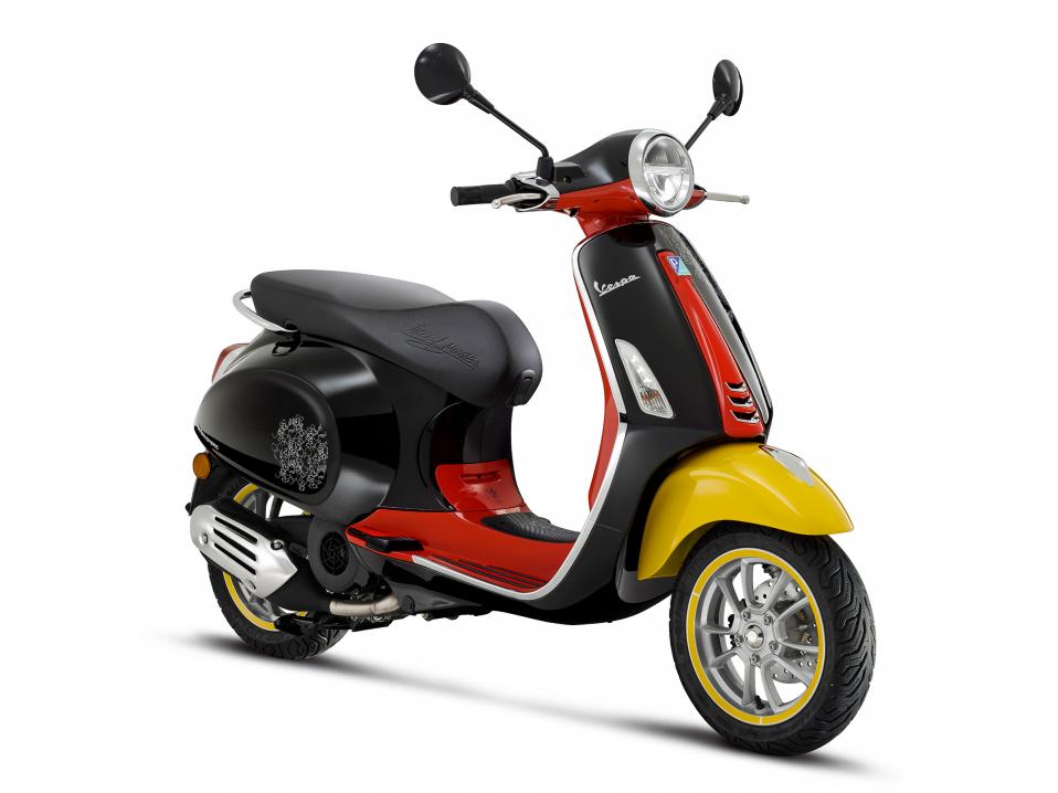 Disney Mickey Mouse Edition by Vespa. Huomaa väritys ja tunnusomaiset 'korvat'.