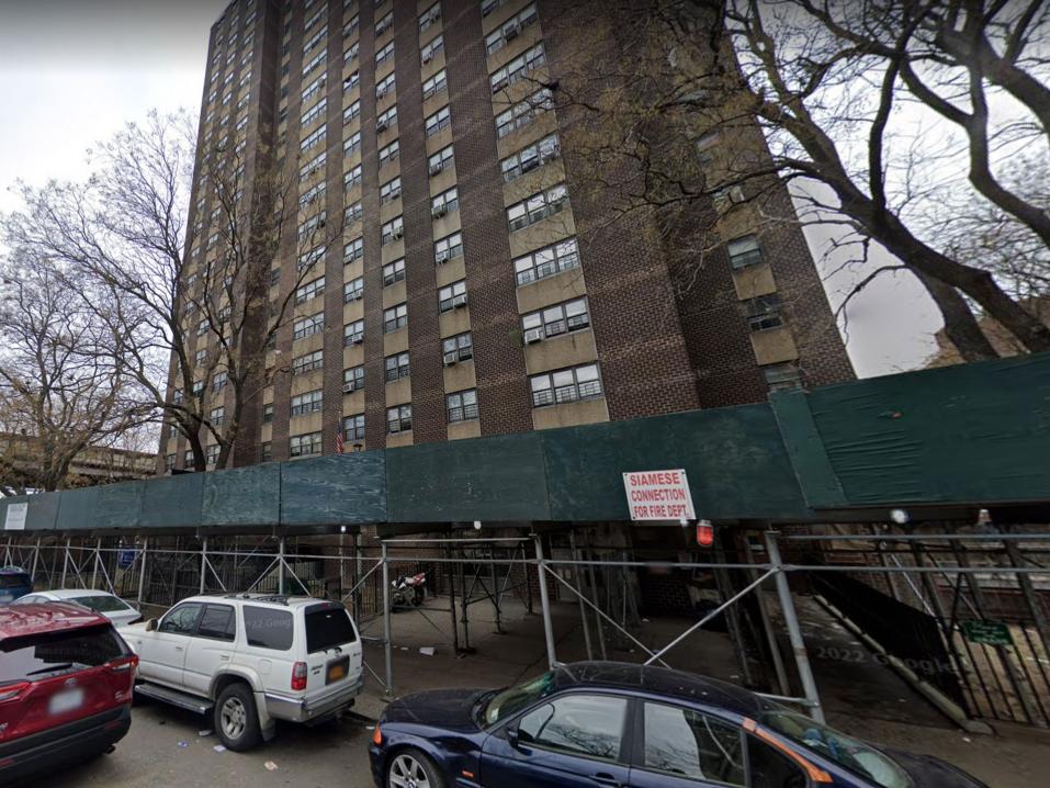 Syyllinen talo Itäisella 178. kadulla New Yorkissa maaliskuussa 2023. Rakennustelineet ovat olleet paikallaan jo neljän vuoden ajan, mutta rakennuksen remontti ei ole edennyt.