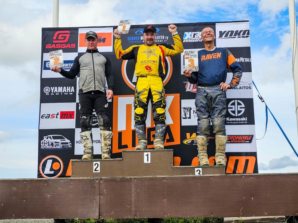 MXV50-luokan tuttu kärkikolmikko Lari Lehtiö, Tommi Laine ja Matti Sipilä podiumilla Kuopiossa.