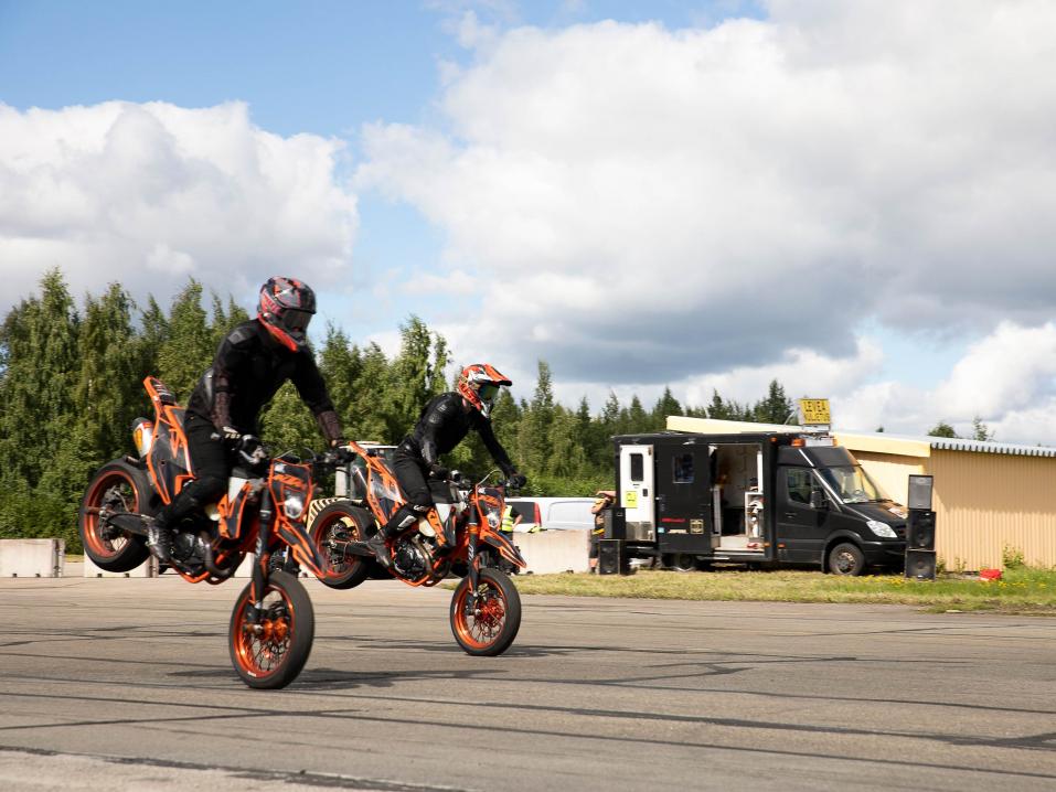 Vuoden 2022 Kauhava Motor Show'n stunt-osastoa. Kuva Mari-Johanna Kettula.