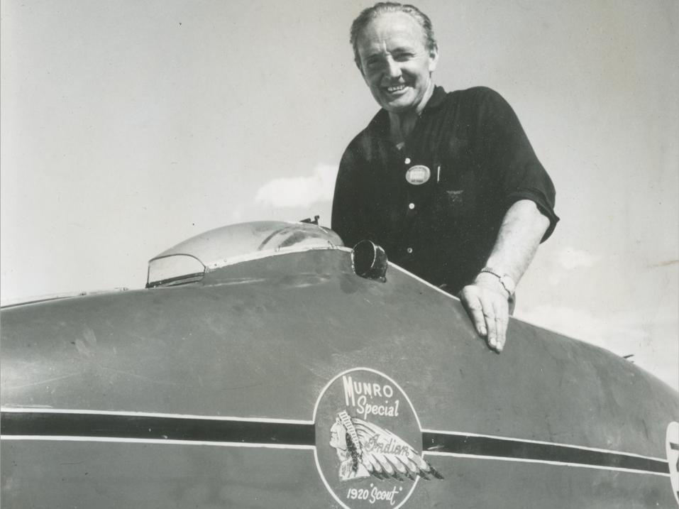 Burt Munro nimettiin saavutuksistaan Sturgisin museon Hall of Fameen.