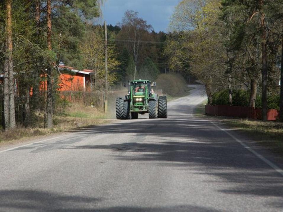 <p>Maataloustyökoneilla kuljettavat matkat eivät yleensä ole pitkiä. Kuva: Liikenneturva</p>