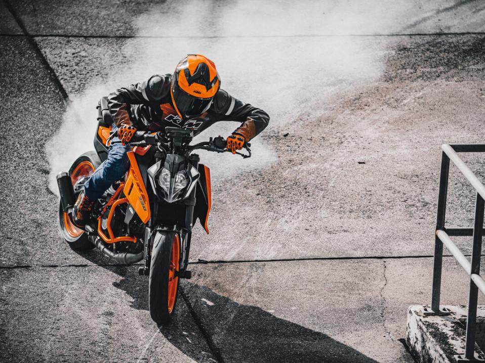 Mallivuoden 2024 isompi yksisylinterinen, KTM 390 Duke.