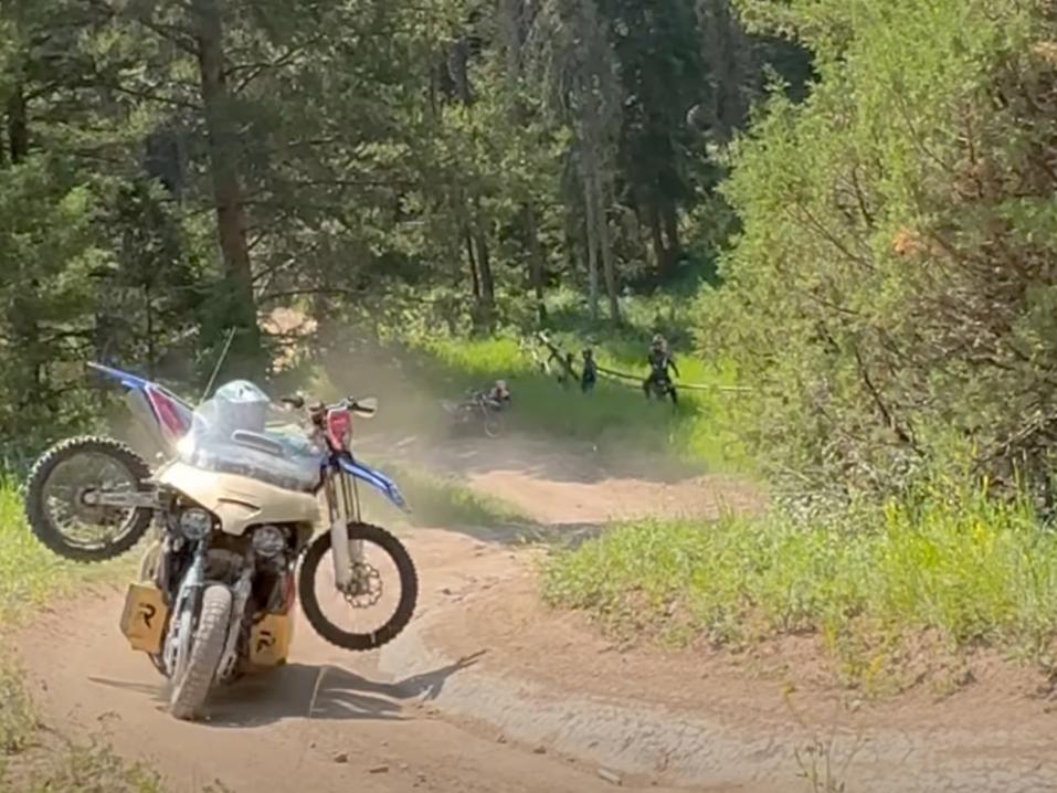 Advetureajoa Honda Gold Wingillä. Takapenkillä kyydissä yksi kappale enduropyöriä ja kuljettajana Matt Spears.