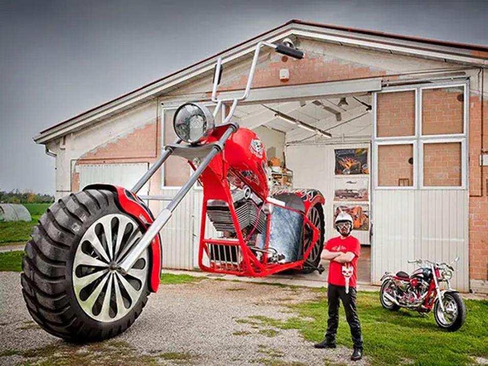 Fabio Reggiani ja hänen rakentamansa maailman kookkain moottoripyörä. Kuva: Guinnessin ennätysten kirja.
