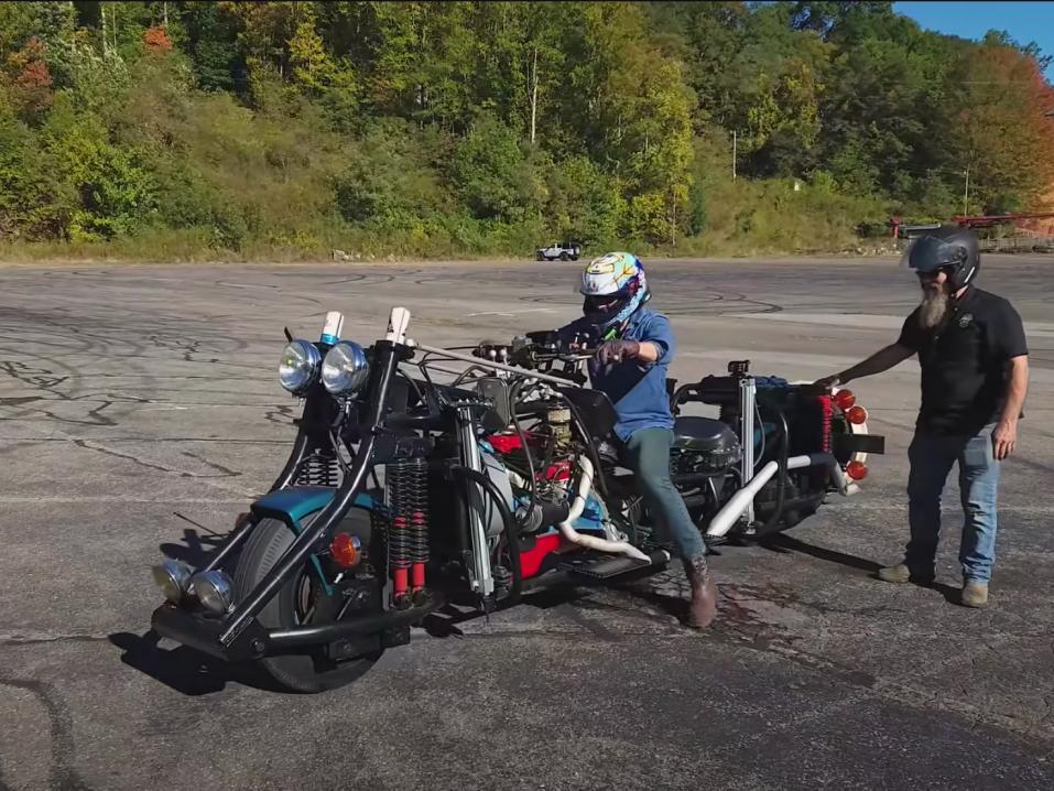 Roadog, 5,1 metriä pitkä ja 1,2 tonnin painoinen kapistus herättää kunnioitusta myös Bikes & Beardsin kavereissa.