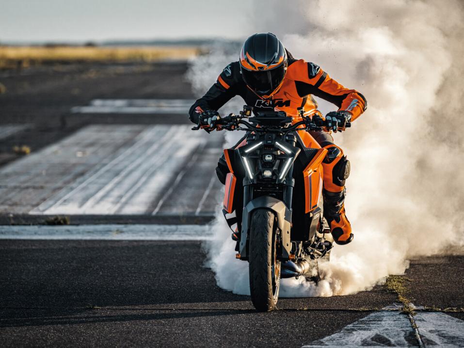 2024 KTM 1390 Super Duke R EVO ja uusi valojen ilme.