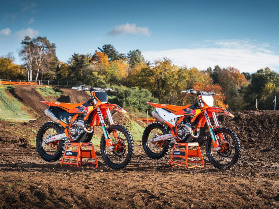 Vuoden 2024 KTM SX-F Factory Editions.