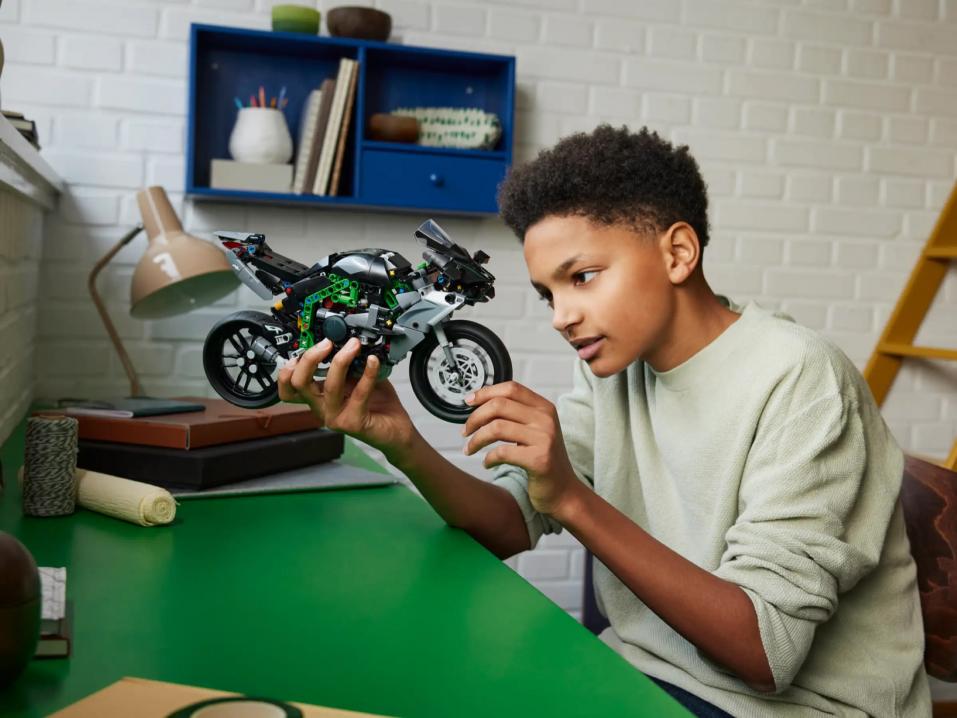 Lego Technics Kawasaki Ninja H2R. Vakuuttavasti yhdennäköinen alkuperäismallin kanssa.