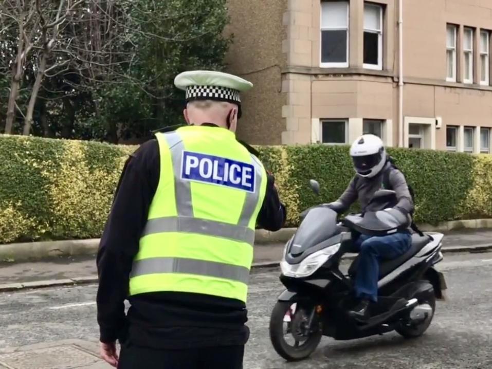 Aberdeenin poliisiin kuuluva henkilö spreijaamassa juuri skootterin varastanutta henkilöä. Kuva: Koillis-Skotlannin poliisi.