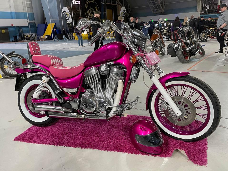 Marianne-Prinsessa Koskisen Suzuki Intruder vm. 1995 oli ylivoimainen yleisön suosikki Kuopion MP-näyttelyssä.