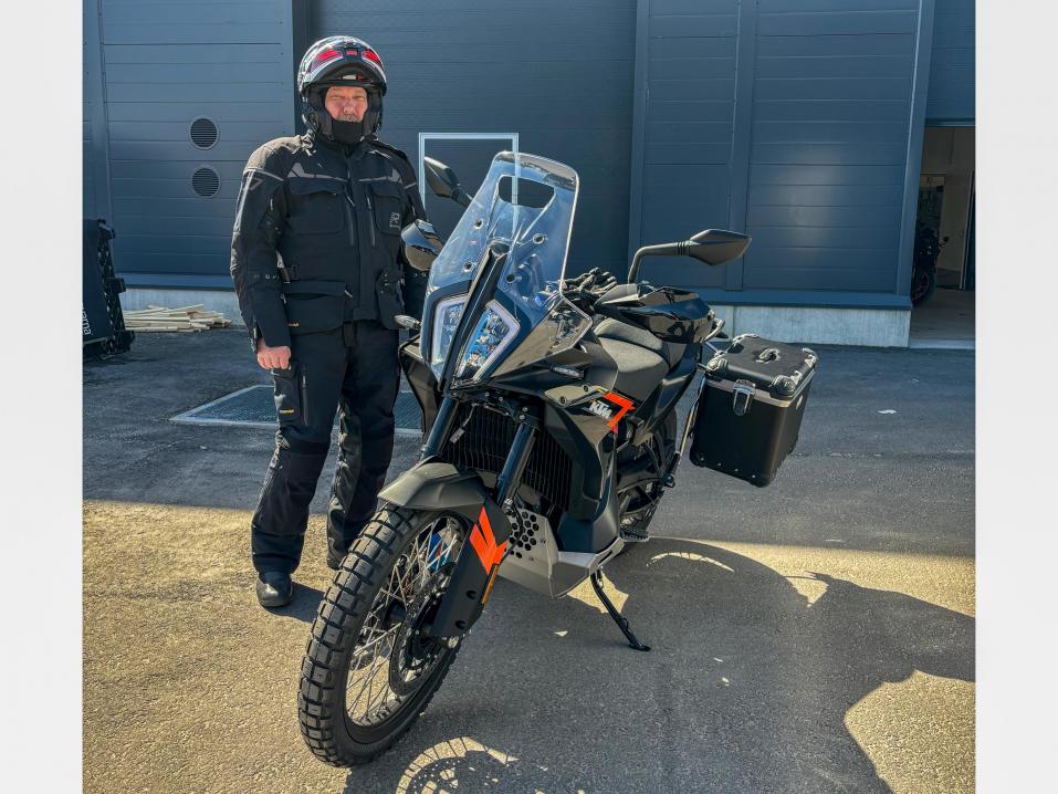 Pyörän nouto. Kuvassa Erkki Mäki ja KTM 790 Adventure. Kuva: Ada Hämes.