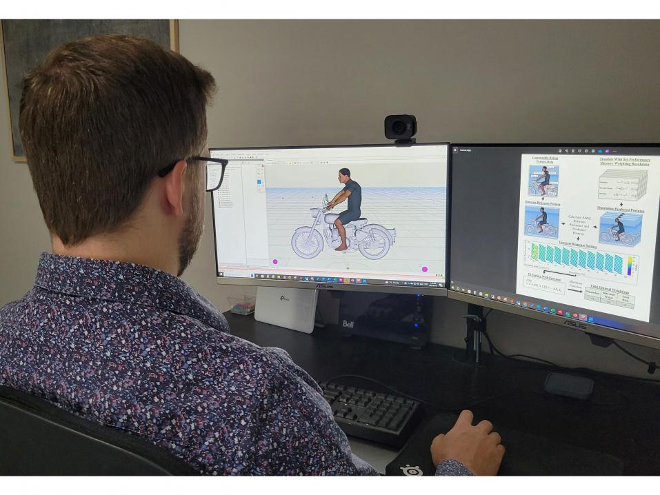 <p>Justin Davidson, Waterloon yliopiston tohtorikoulutusohjelmasta, käyttää digitaalista ihmisen mallia (DHM) analysoidakseen moottoripyörän kuljettajan asentoa. Kuva: Waterloon yliopisto.</p>
