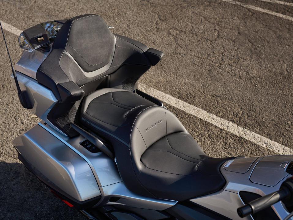 Vuosimallin 2025 Honda GL1800 Gold Wing Tour. Ent&auml;p&auml; jos sen kuljettajan istuinosassa olisikin t&auml;ristimet varoittamassa tien tai liikenteen ei-toivotuista tapahtumista? Kuva: Honda.