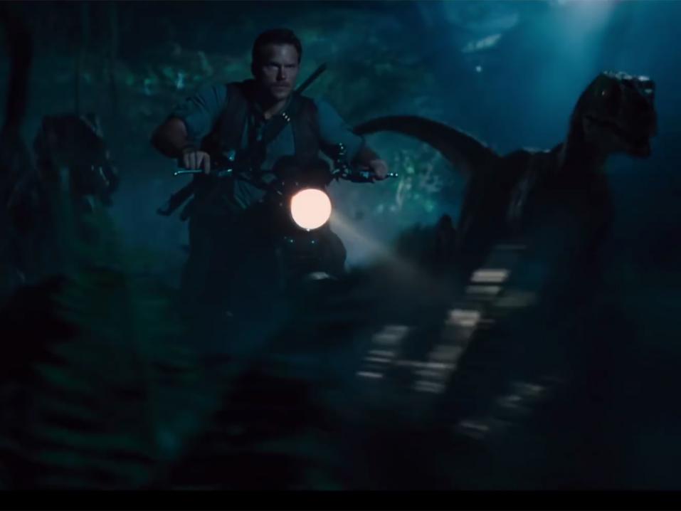 Jurassic World -takaa-ajokohtaus.