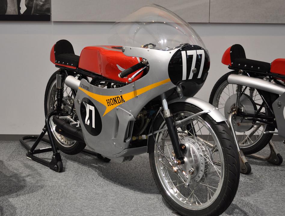 Honda RC149 vuosimallia 1966, Luigi Taverin MM-py&ouml;r&auml;. Kuva Rikita, Wikimedia Commons.