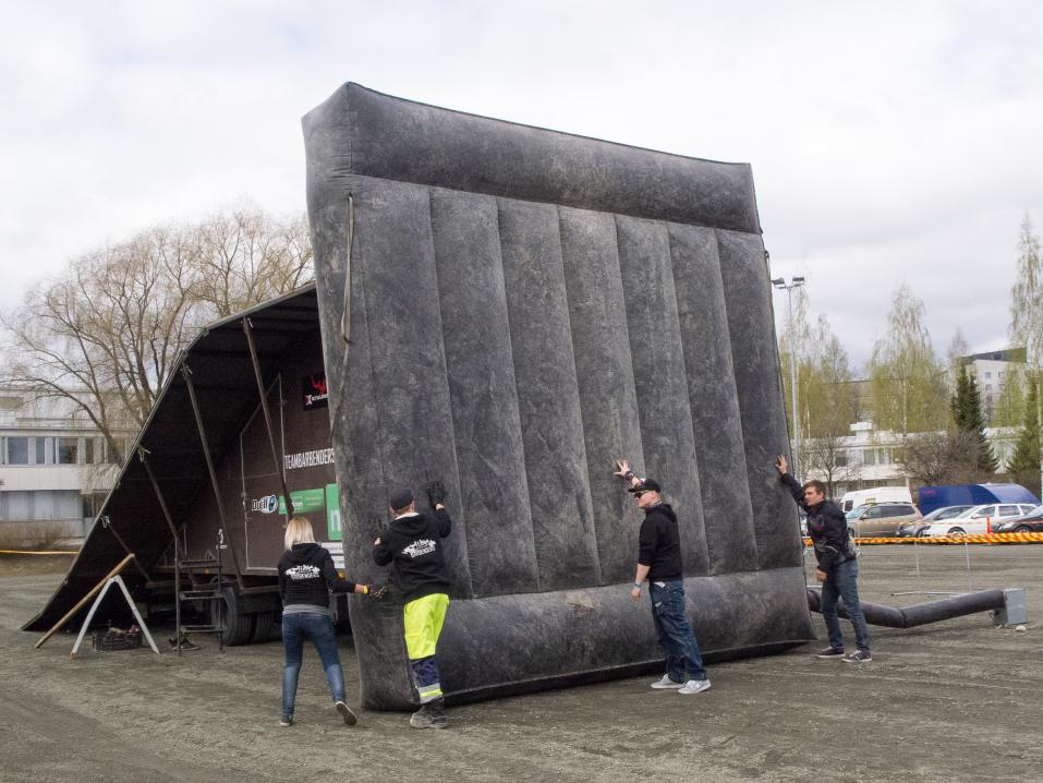 Ramppien ja muun hyppyyn liittyvän kaluston pystytys on tarkkaa työtä.