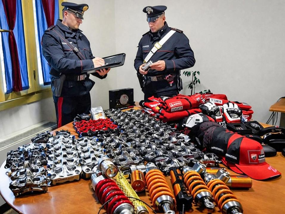 Voron kotoa l&ouml;ydettyjen &ndash; mm. MotoGP-osien arvo oli yli 200 000 euroa. Kuva:&nbsp;Arma dei Carabinieri.