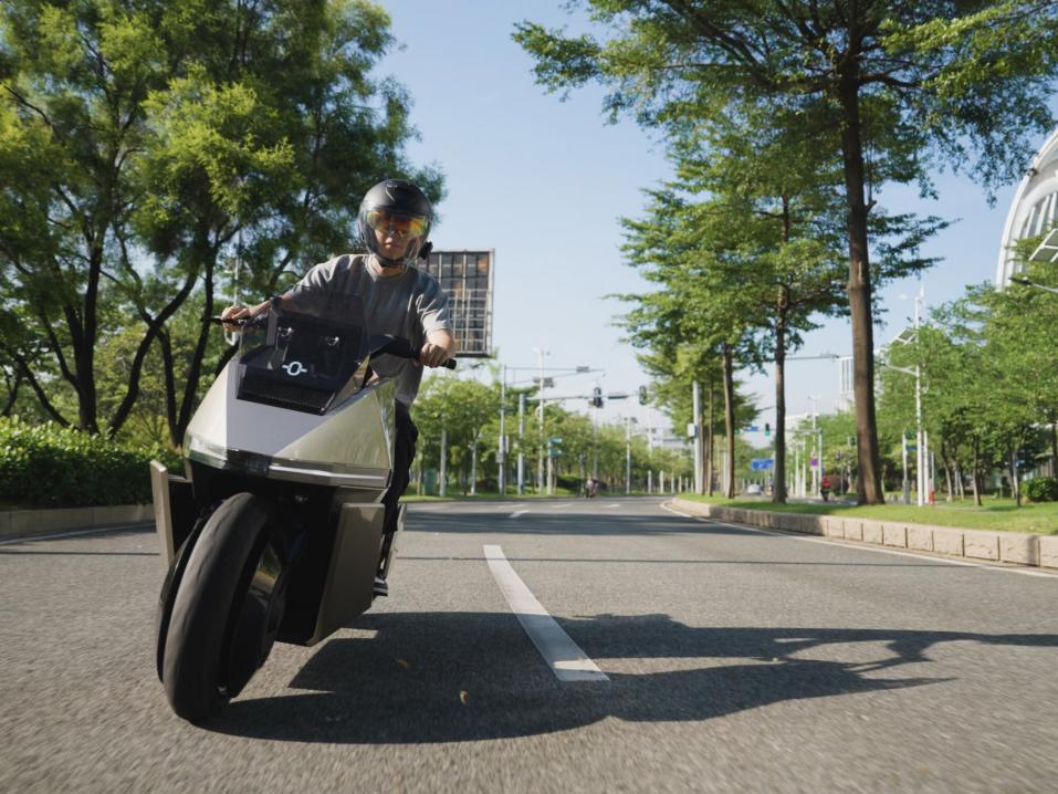 OMO X &ndash; maailman ensimm&auml;inen teolliseen valmistukseen tuleva itsekseen pystyss&auml; pysyv&auml; s&auml;hk&ouml;moottoripy&ouml;r&auml;.