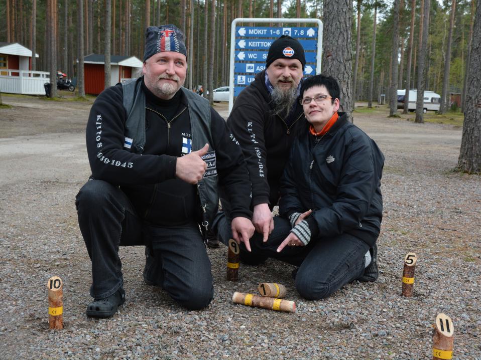 Mölkkymestarit: Prööp (Jomppa, Kimmo ja Iita) tekivät todella tarkkaa työtä. Proteesin paikka oli lähellä, vaikka oli CE-merkityt kapulat, tarkat säännöt ja kuvamateriaaliakin saatavilla.