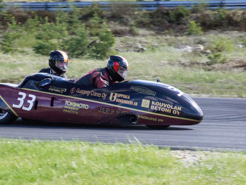 Artiola Sidecar Racing Teamin Markku Artiola ja purkkiorja Joonas Salu vauhdissa. 