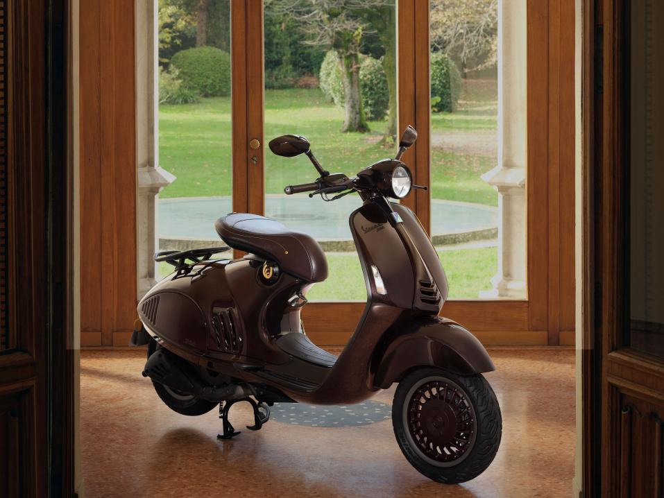 Kiinalaisen kalenterin Hevosen vuoden kunniaksi Vespa esitteli 'Horse'-erikoismallin. Sen tunnistaa erityisest&auml; syv&auml;nruskeasta v&auml;rityksest&auml;.