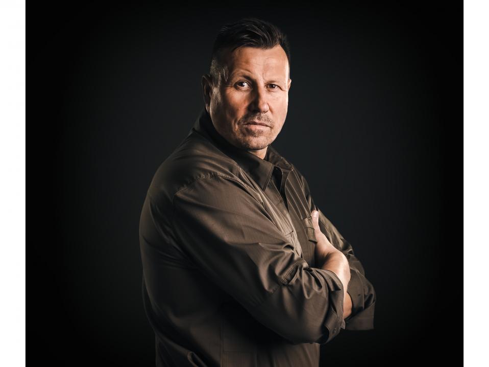 Harri Gustafsberg pit&auml;&auml; kiihdytysajon kilpailijoille ja tiimien j&auml;senille suunnatun infon Messukeskuksessa p&auml;&auml;si&auml;isen&auml;. Kuva: Mentoritiimi.