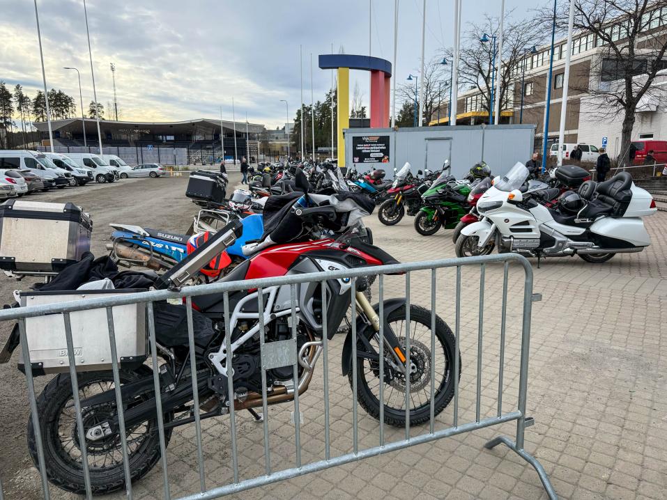 Keski-Suomen Mp-n&auml;yttely oli menestys vuonna 2026. Se n&auml;kyi my&ouml;s paikan p&auml;&auml;lle ajamalla - kaukaakin - tulleitten moottoripy&ouml;rien m&auml;&auml;r&auml;ss&auml;.