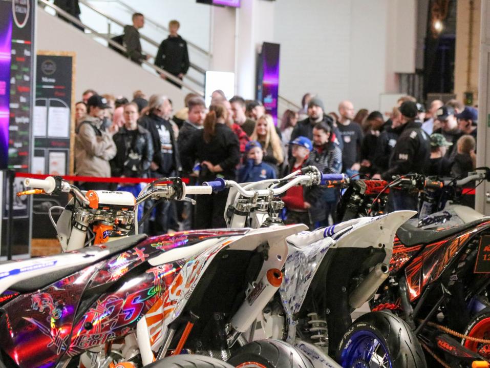 Ennen n&auml;yttelyn avautumista oli paljon yleis&ouml;&auml; odottamassa sis&auml;&auml;np&auml;&auml;sy&auml;. Kuva Juha Harju.