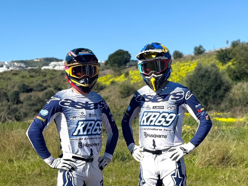 Roni Kyt&ouml;nen ja Axel Semb starttaavat viikonloppuna KR69 World Enduro tiimin v&auml;reiss&auml; MM-sarjaan. Kuva KR69 World Enduro Team.
