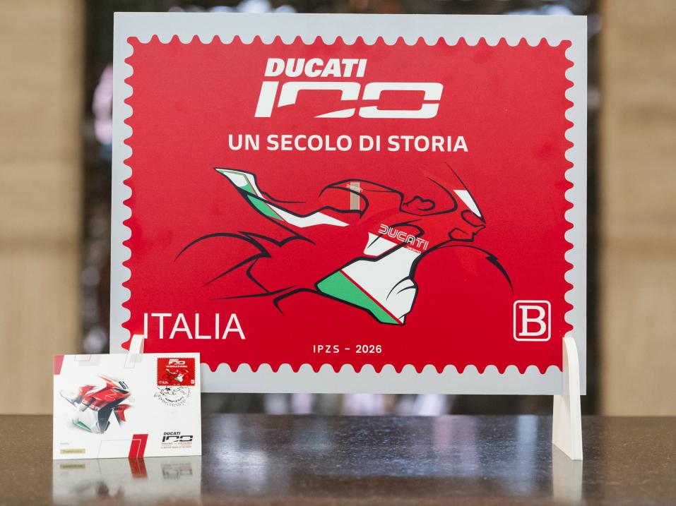 Satavuotispostimerkin kuvituksessa esiintyy Ducatin Superleggera V4 Centenario Tricolore -erikoismalli.